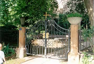 Metalltor für Friedhofsanlage